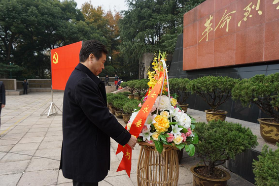 浙江省残联党组书记、理事长郑瑶敬献花篮 浙江省残联党组书记、理事长郑瑶敬献花篮